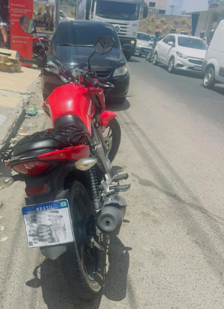 Suspeito de tentar roubar motocicleta de motorista de aplicativo é preso em flagrante em Feira de Santana