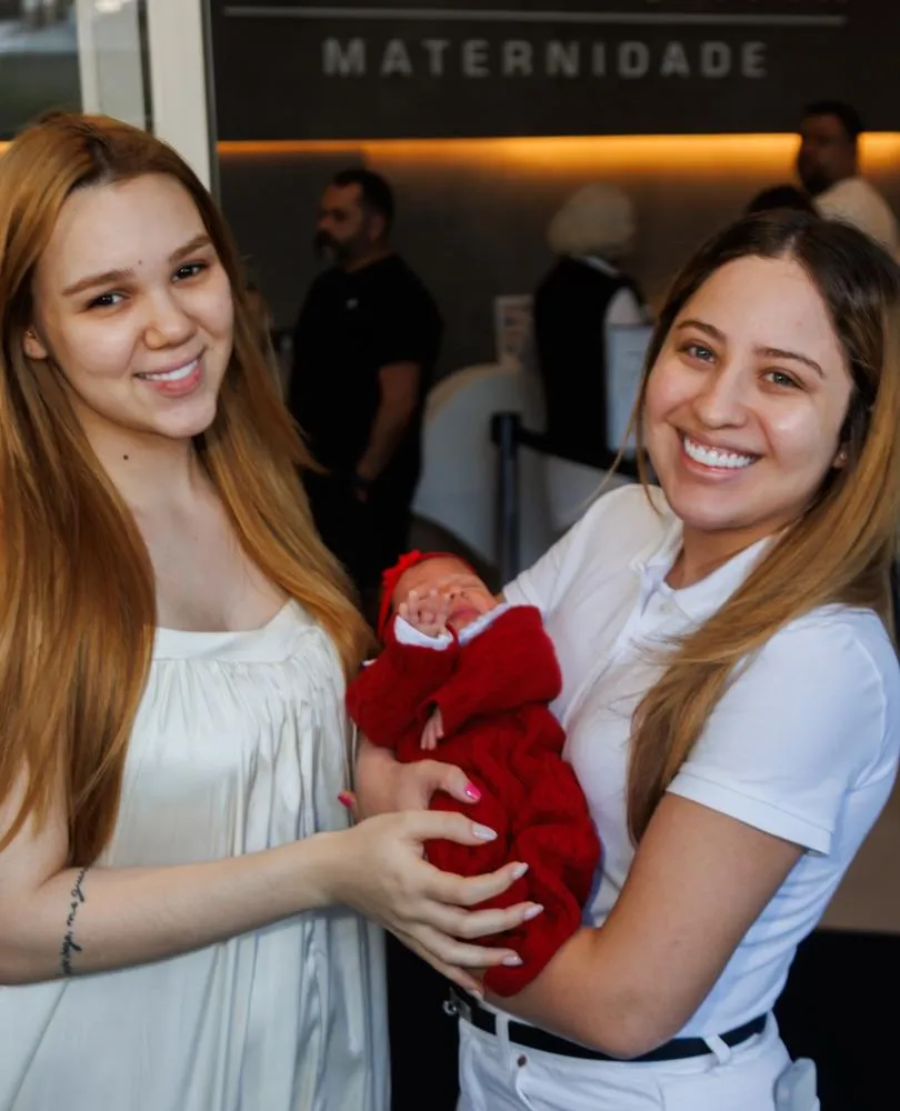 Mari Fernandez e Júlia Ribeiro deixam maternidade após nascimento da 1ª filha